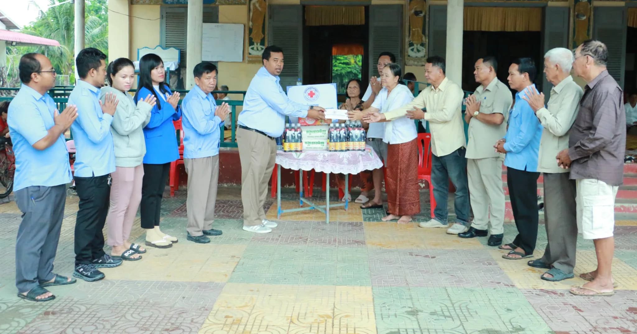 ប្រធានគណៈកម្មាធិកាអនុសាខាកាកបាទក្រហមកម្ពុជាស្រុកឯកភ្នំ និងសហការី បាននាំយក គ្រឿងឧបភោគ បរិភោគ និងថវិកាមួយចំនួន ចូលរួមបុណ្យសព គ្រួសារប្រជាពលរដ្ឋ ជួបការលំបាក  មានជីវភាពខ្វះខាត ចំនួន ២ គ្រួសារ
