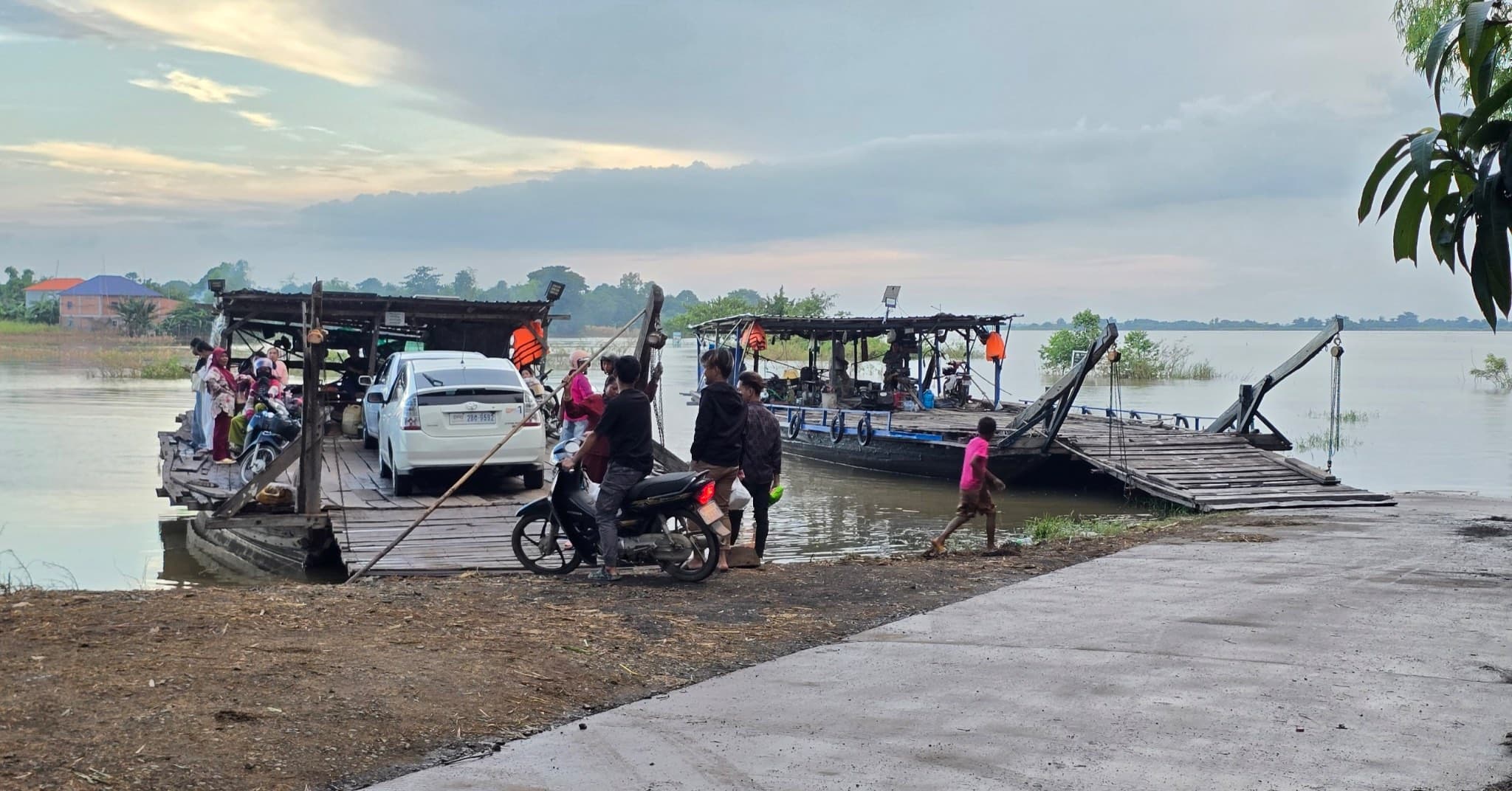 ពលរដ្ឋជាច្រើនគ្រួសារនៅតែប្រើប្រាស់ទូកដជាមធ្យោបាយធ្វើដំណើរ ខណៈទឹកទន្លេមេគង្គខេត្តកំពង់ចាមនៅតែបន្តហក់ឡើង