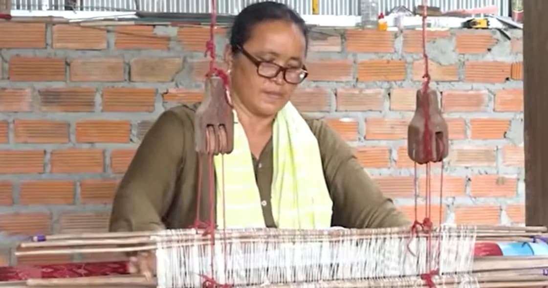 បងប្អូនប្រជាពលរដ្ឋចំនួន ចំនួន៥ភូមិ នៅឃុំបេង ក្នុងស្រុកបន្ទាយអំពិល ខេត្តឧត្តរមានជ័យ នៅតែបន្តមុខរបរត្បាញក្រមារកន្ទេលដើម្បីរកប្រាក់ចំណូលបន្ថែមផ្គត់ផ្គង់ជីវភាព។