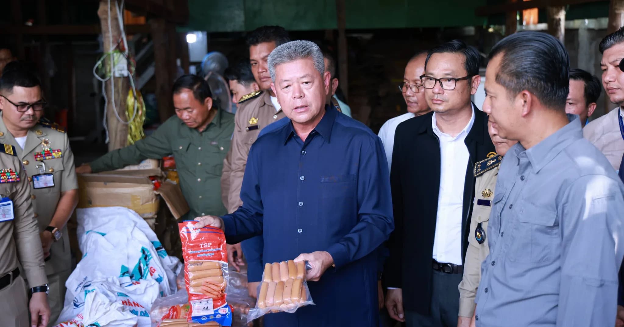 ឃ្លាំងស្តុកចែកចាយសាច់ប្រហិតចម្រុះ  ខូចគុណភាព និងគ្មានប្រភពច្បាស់លាស់ យីហោ/ម៉ាក TSP នៅឃុំបែកចាន ស្រុកអង្គស្នួល ត្រូវបានសមត្ថកិច្ចខេត្តកណ្តាលចុះបង្ក្រាប