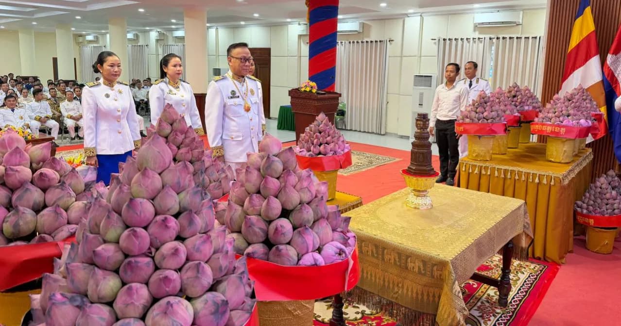 ពិធីដាក់ក្រពុំបិណ្ឌផ្កាឈូក ប្រារព្ធពិធីគោរពរដ្ឋធម្មនុញ្ញនៃព្រះរាជាណាចក្រកម្ពុជា (លើកទី២) រំលឹកខួប៣៣ឆ្នាំ «ទិវាប្រកាសរដ្ឋធម្មនុញ្ញ»