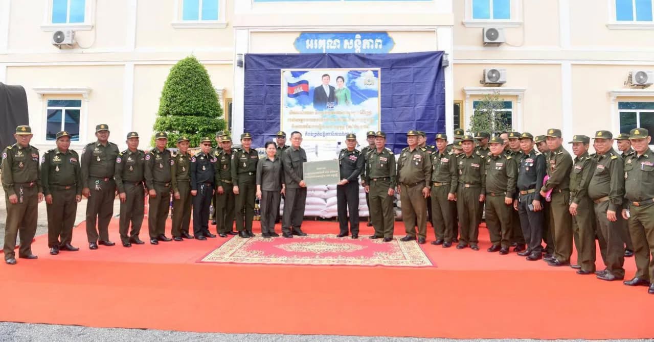 សម្តេចបវរធិបតី និងលោកជំទាវបណ្ឌិត ឧបត្ថម្ភគ្រឿងឧបភោគបរិភោគមួយចំនួនជូនតំបន់ប្រតិបត្តិការសឹករងកំពង់ឆ្នាំង