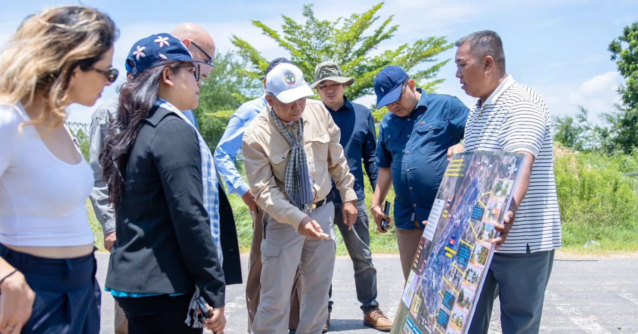 អ្នករាយការណ៍ពិសេសអង្គការសហប្រជាជាតិ ទទួលបន្ទុកស្ថានភាពសិទ្ធិមនុស្សនៅកម្ពុជាថ្មី អញ្ជើញទៅពិនិត្យជាក់ស្ដែងនៅទីតាំងដែលយោធាថៃបានដាក់ទូកុងតឺន័រ និងបន្លាលួស