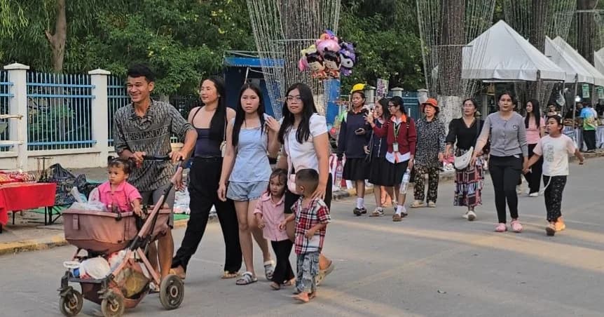 ក្នុងថ្ងៃទី៩ នៃព្រឹត្តិការណ៍ពិព័រណ៍ផ្លែឈើបាត់ដំបង២០២៦  ប្រជាពលរដ្ឋ នៅតែបន្តមកលេងកំសាន្តជាហូរហែប្រកបទៅដោយទឹកមុខសប្បាយរីករាយ