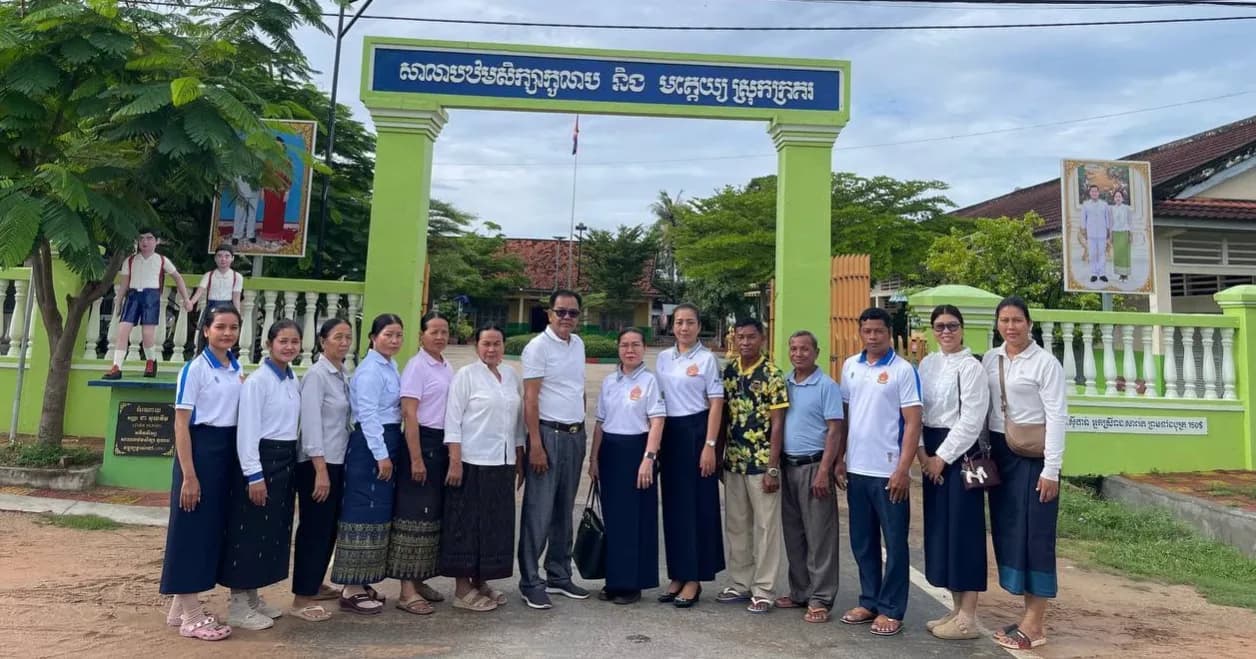 សាលាបឋមសិក្សាពោធិ៍សាត់ ចុះបង្វឹក និងចែករំលែកបទពិសោធន៍ដល់សាលាបឋមសិក្សាកូលាប ដើម្បីតម្រង់ទិសឆ្ពោះទៅ «ស្តង់ដាសាលារៀនគំរូ»