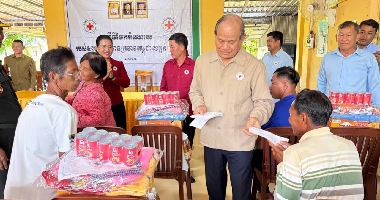 ប្រជាពលរដ្ឋរងគ្រោះ ដោយសារខ្យល់កន្ត្រាក់២០គ្រួសារ បានទទួលអំណោយពីសាខាកាកបាទក្រហមកម្ពុជា ខេត្តកំពង់ឆ្នាំង