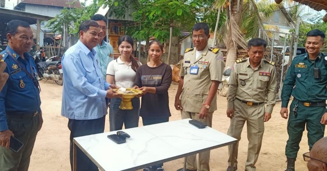 អាជ្ញាធរស្រុកបាធាយ នាយកថវិកាបេឡាមរណ:សង្គ្រោះ ប្រគល់ជូនគ្រួសារសពអតីតយុទ្ធជន ១គ្រួសារ
