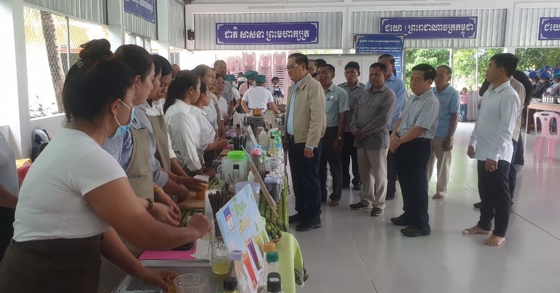 ក្រុមការងាររាជរដ្ឋាភិបាលចុះមូលដ្ឋានស្រុកបាណន់ ចុះពិនិត្យការងារបណ្តុះបណ្តាលជំនាញកែច្នៃអាហារ ផ្លែឈើ និងជំនាញឆុងកាហ្វេ និងភេសជ្ជៈ នៅឃុំភ្នំសំពៅ ស្រុកបាណន់ ខេត្តបាត់ដំបង