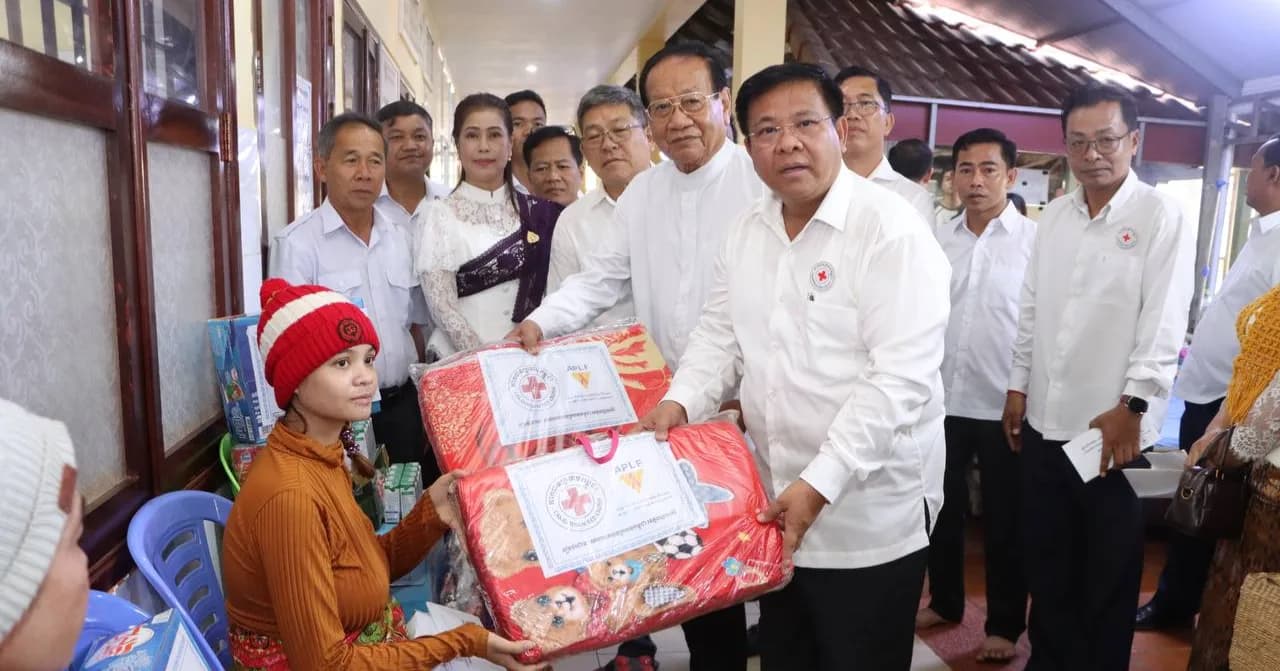 ថ្នាក់ដឹកនាំខេត្តមណ្ឌលគិរី និងកាកបាទក្រហមកម្ពុជាខេត្ត ចុះសួរសុខទុក្ខ និងឧបត្ថម្ភថវិកាជូនគ្រួសារទារកកើតកូនភ្លោះ នៅមន្ទីរពេទ្យបង្អែកខេត្ត