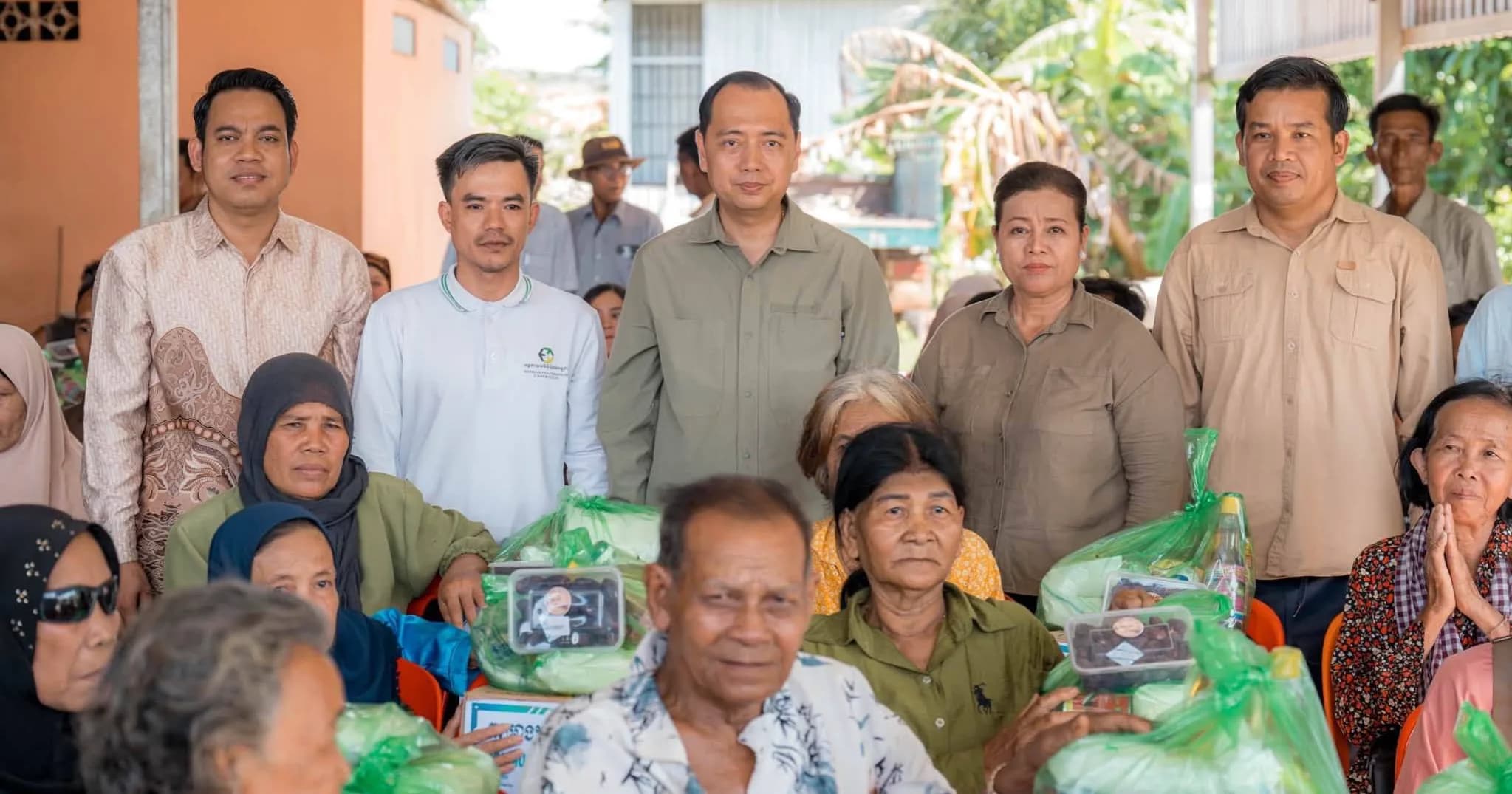 ឯកឧត្តម នេត្រ ភក្ត្រា អញ្ជើញចែកអំណោយជូនដល់ក្រុមគ្រួសារដែលមានជីវភាពខ្វះខាត និងរងគ្រោះដោយទឹកជំនន់ នៅខេត្តក្រចេះ