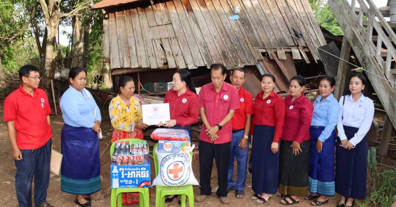 ពលរដ្ឋ ៣គ្រួសារ ក្នុងក្រុងកំពង់ចាម រងគ្រោះ ដោយខ្យល់កន្ត្រាក់ ទទួលបានអំណោយមនុស្សធម៌ ពីសាខាកាកបាទក្រហមកម្ពុជាខេត្តកំពង់ចាម