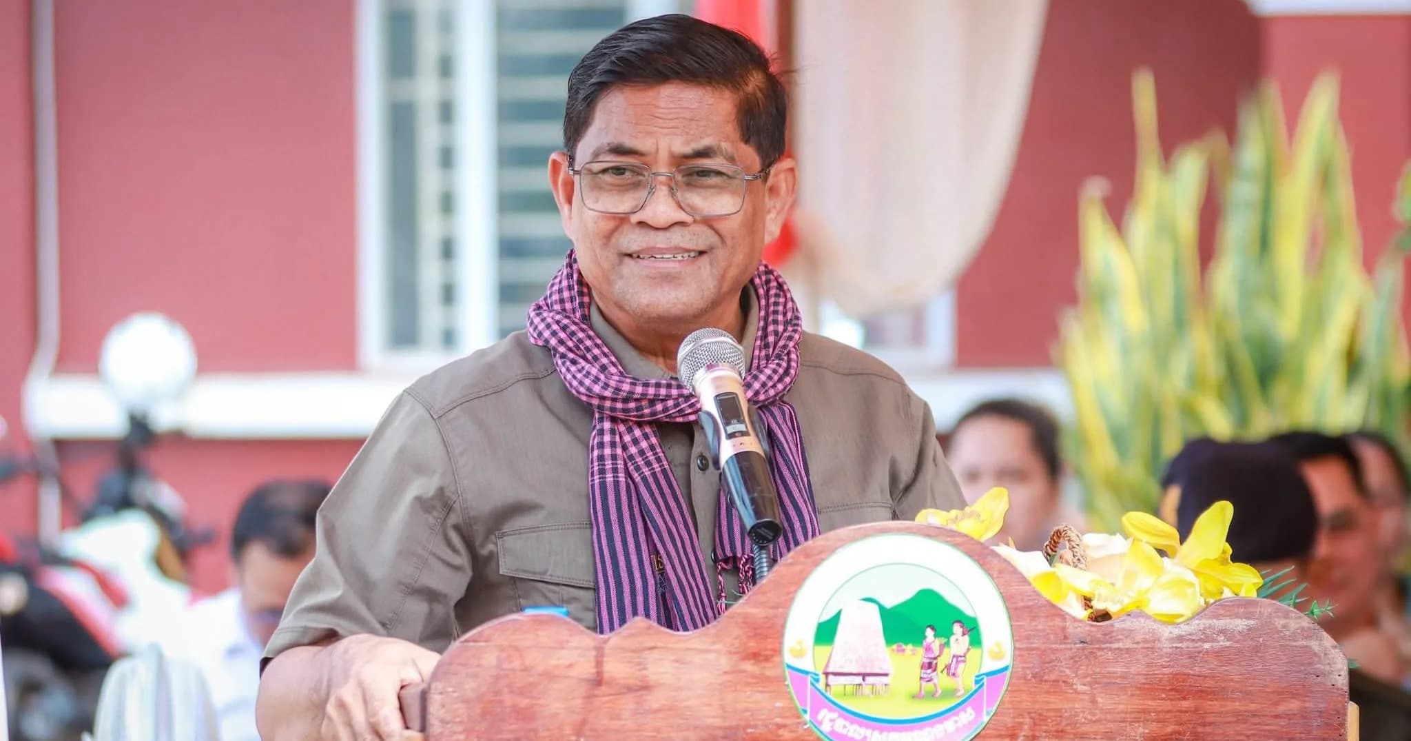 ឯកឧត្តម ញ៉ែម សំអឿន អភិបាល នៃគណៈអភិបាលខេត្តរតនគិរី និងលោកជំទាវ អញ្ជើញសំណេះសំណាល និងចែកអំណោយជូនគ្រួសារជនភៀសសឹក គ្រួសារវីរកងទ័ព គ្រួសារវីរនគរបាល គ្រួសារអតីតយុទ្ធជន និងនិវត្តន៍ជន គ្រួសារជួបការខ្វះខាត ស្ត្រីមេម៉ាយ ចាស់ជរា កុមារកំព្រា នៅស្រុកអណ្តូងមាស ចំនួន១៩៥គ្រួសារ