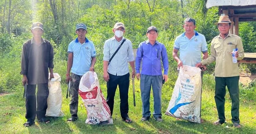 លោក គឹម តារា អភិបាលរងក្រុង ដឹកនាំក្រុមការងារចុះពិនិត្យបរិស្ថាន និងការគ្រប់គ្រងសំណល់រឹងតាមដងផ្លូវ ក្នុងសង្កាត់ចំរើនផល
