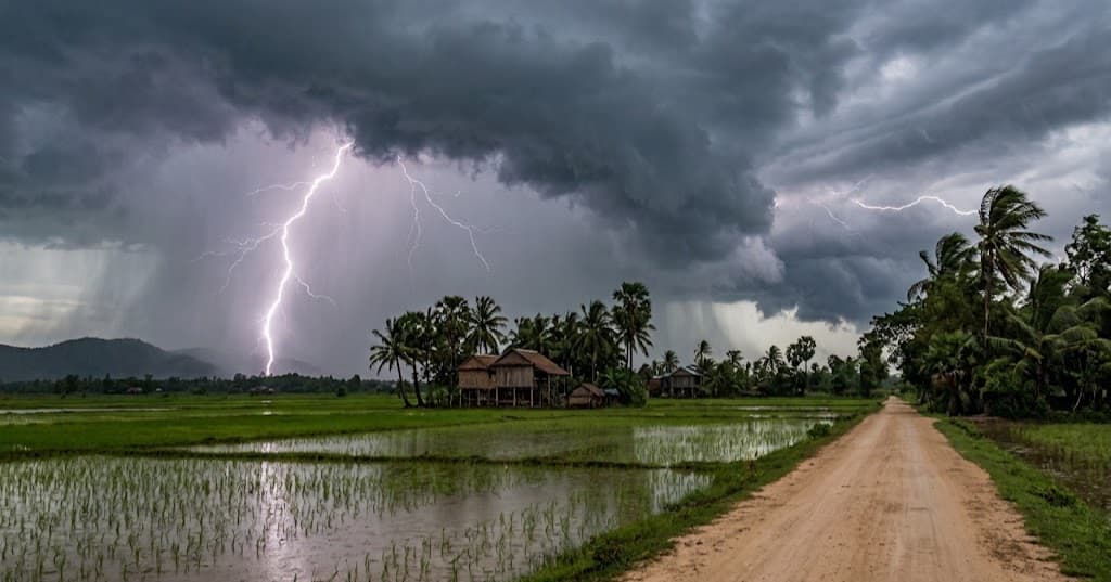 ក្រសួងធនធានទឹក និងឧតុនិយម៖ កម្ពុជា អាចមានភ្លៀងធ្លាក់ពី៣០% ទៅ៥០% ជាមួយផ្គររន្ទះ និងខ្យល់កន្ត្រាក់ ចាប់ពីថ្ងៃទី១៨ ដល់២០ ខែសីហានេះ