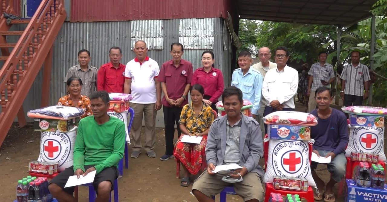 ពលរដ្ឋ ៦គ្រួសារ ក្នុងឃុំមៀន ស្រុកព្រៃឈរ និង ឃុំព្រែកក្របៅ ស្រុកកងមាស ដែលរងផលប៉ះពាល់ ដោយខ្យល់កន្ត្រាក់ ទទួលបានអំណោយមនុស្សធម៌ ពីសាខាកាកបាទក្រហមកម្ពុជាខេត្តកំពង់ចាម