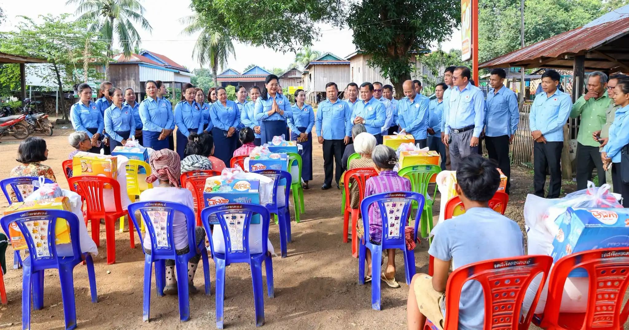 ប្រជាពលរដ្ឋ ជាជនចាស់ជរា ដែលជីវភាពខ្វះ ខាតចំនួន ១០គ្រួសារ រស់នៅភូមិលោម ឃុំម៉ាលិក ទទួលបានអំណោយមនុស្សធម៌ពី អនុសាខាកាកបាទក្រហមកម្ពុជាស្រុកអណ្តូងមាស