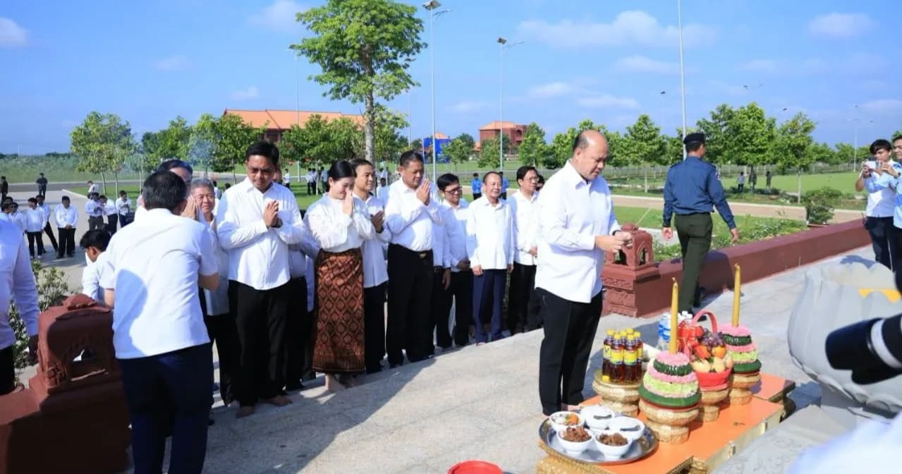 ឯកឧត្តម ប៉ែន កុសល្យ អញ្ជើញចូលរួមក្នុងពិធីបុណ្យសូត្រមន្តបង្សុកូល ឧទ្ទិសកុសលជូនដល់វិញ្ញាណក្ខន្ធ វីរយុទ្ធជន វីរយុទ្ធនារី និងប្រជាជនកម្ពុជា ដែលបានពលីជីវិតដើម្បីបុព្វហេតុជាតិមាតុភូមិ ក្រោមអធិបតីភាពដ៏ខ្ពង់ខ្ពស់របស់ ឯកឧត្តម ហ៊ុន ម៉ានី ប្រធានសហភាពសហព័ន្ធយុវជនកម្ពុជា (ស.ស.យ.ក.)។