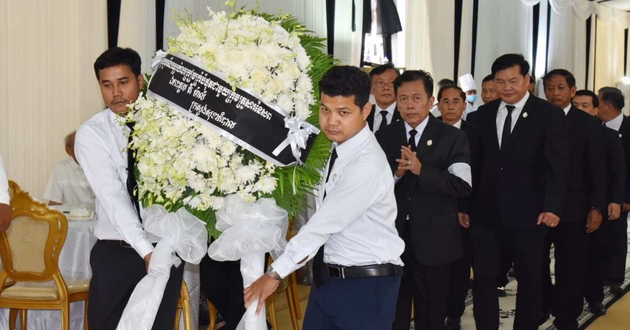 គណៈប្រតិភូក្រសួងសុខាភិបាល អញ្ជើញគោរពវិញ្ញាណក្ខន្ធសព ឯកឧត្តម តី ម៉ាលី អនុរដ្ឋលេខាធិការក្រសួងព័ត៌មាន។