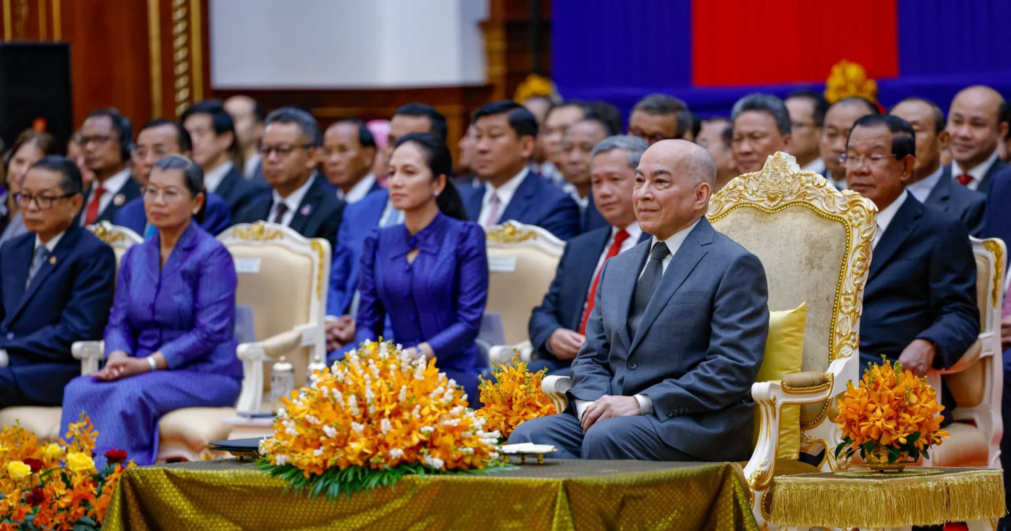 ព្រះករុណាជាអម្ចាស់ជីវិតលើត្បូង យាងជាព្រះរាជធិបតីក្នុងព្រះរាជពិធីសម្ពោធ វិមានសាមគ្គីភាពនៃព្រឹទ្ធសភា