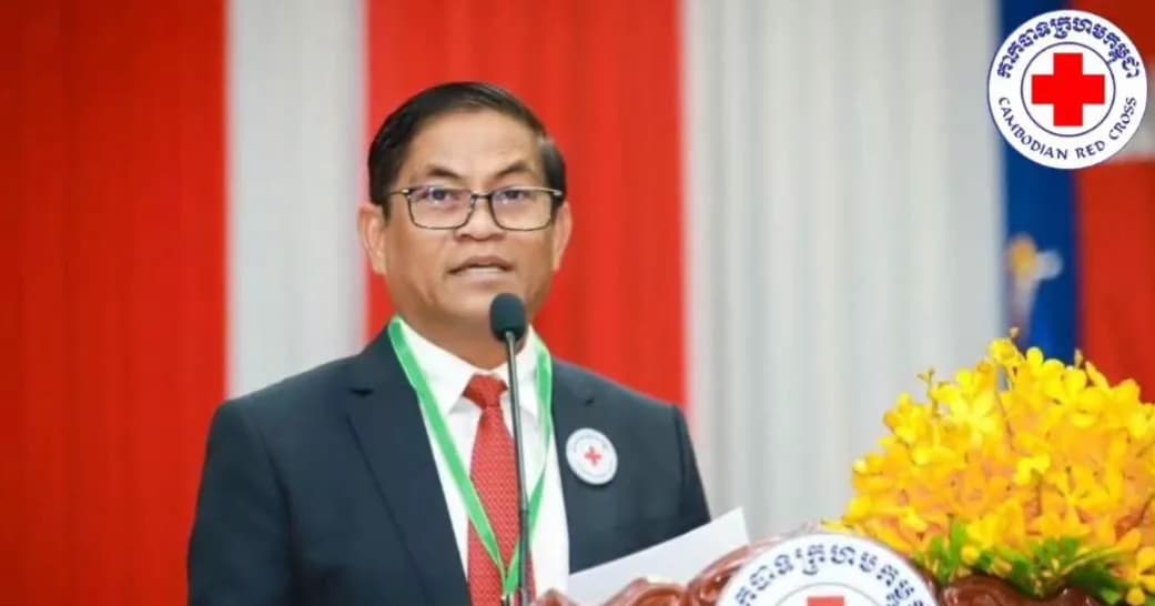 ឯកឧត្តម ញ៉ែម សំអឿន ចាត់ក្រុមកាកបាទ ក្រហម សង្កាត់បឹងកន្សែង នាំយកអំណោយមនុស្សធម៌របស់សាខាជូនគ្រួសារសព ដែលមានជីវភាពខ្វះខាតខ្លាំង១គ្រួសារ នៅភូមិអូរកន្សែង