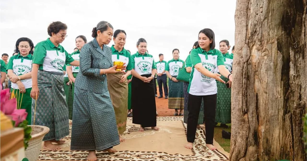 សម្តេចកិត្តិសង្គហបណ្ឌិត ម៉ែន សំអន អញ្ជើញដាំកូនឈើ ២ម៉ឺនដើម លើកកម្ពស់ទេសចរណ៍ធម្មជាតិ និងជំនឿសាសនា នៅខេត្តកំពត