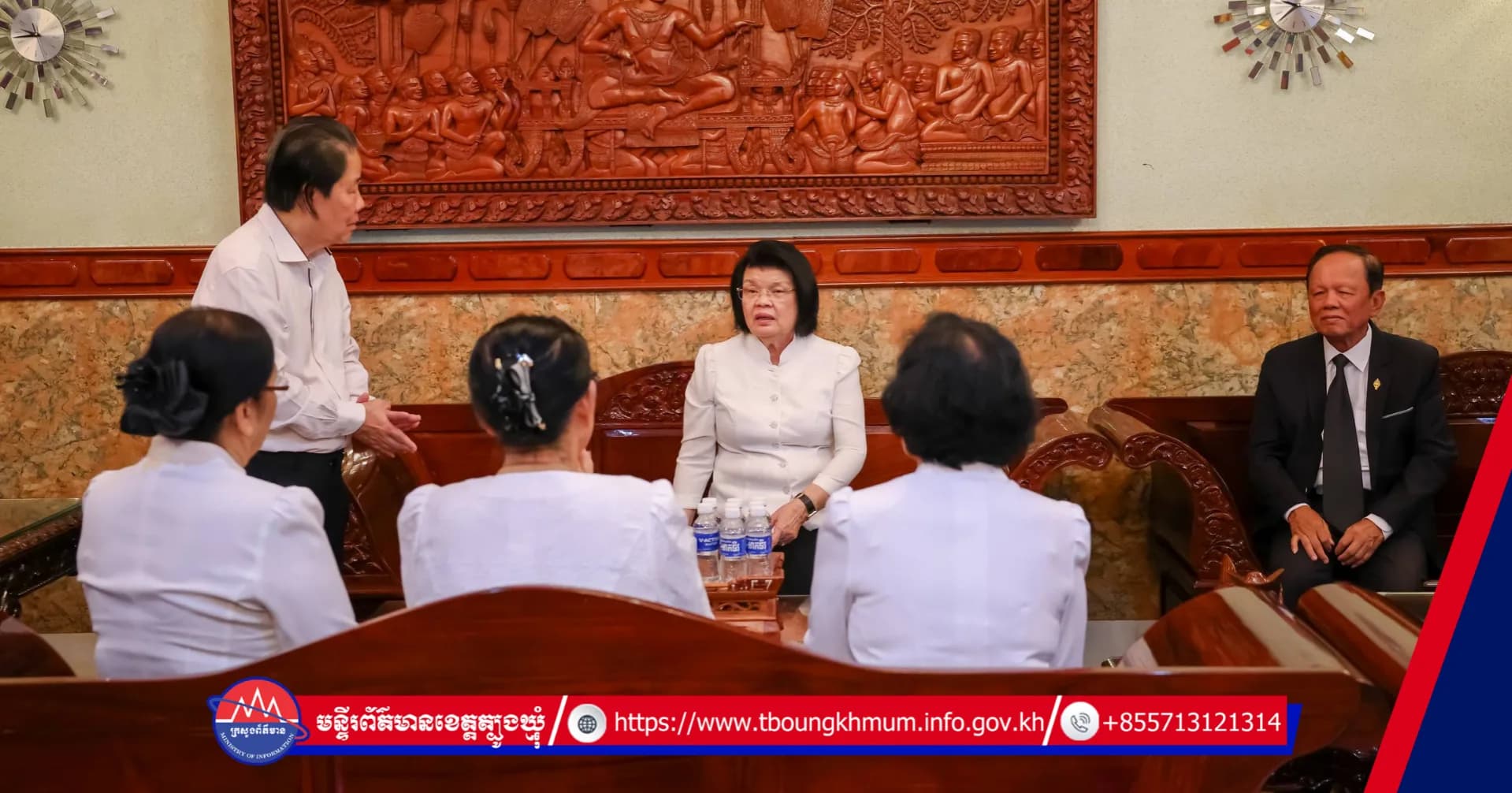 សម្តេចមហារដ្ឋសភាធិការធិបតី ឃួន សុដារី អញ្ជើញចូលរួមរំលែកទុក្ខដោយផ្ទាល់ជាមួយក្រុមគ្រួសារសព ឯកឧត្តមបណ្ឌិតសភាចារ្យ ច័ន្ទ សារុន នៅគេហដ្ឋាននៃសព
