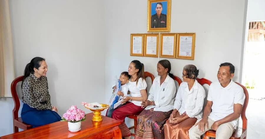 លោកជំទាវបណ្ឌិត ពេជ ចន្ទមុន្នី ហ៊ុនម៉ាណែត អញ្ជើញមកប្រគល់ផ្ទះថ្មី ចំនួន ៦ខ្នង ដែលជាអំណោយដ៏ថ្លៃថ្លារបស់ សម្តេចធិបតី និងលោកជំទាវបណ្ឌិតផ្ទាល់ ជូនដល់ក្រុមគ្រួសាររបស់វីរកងទ័ពពលី រស់នៅក្នុងខេត្តកំពង់ស្ពឺ