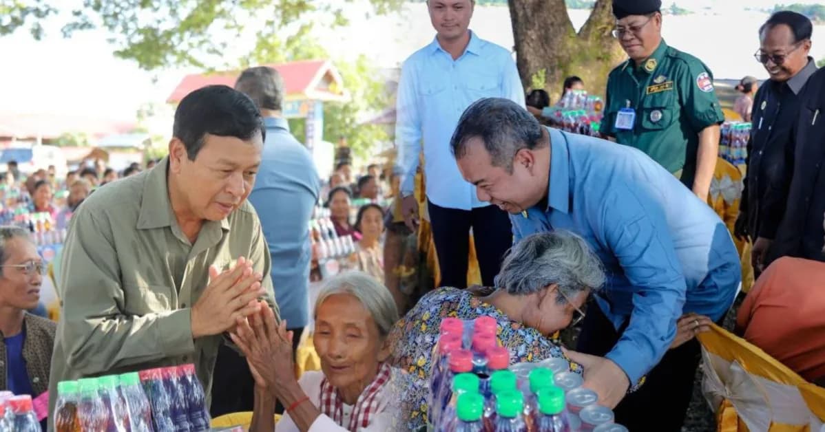 អាជ្ញាធរខេត្តស្ទឹងត្រែងនាំយកអំណោយសង្គមកិច្ចរបស់សម្តេចធិបតី ហ៊ុន ម៉ាណែត ចែកជូនប្រជាពលរដ្ឋ និងអតីតយុទ្ធជន ៣៥២គ្រួសារ ក្នុងឱកាសបុណ្យភ្ជុំបិណ្ឌ