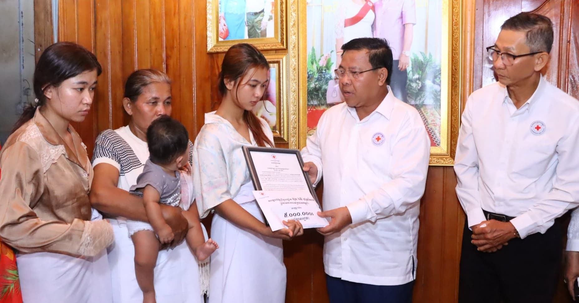 សម្តេចកិត្តិព្រឹទ្ធបណ្ឌិត ប៊ុន រ៉ានី ហ៊ុនសែន បានចាត់ឱ្យតំណាងឯកឧត្តមវេជ្ជបណ្ឌិត សុខ ឡុង និងឯកឧត្តម អភិបាលខេត្តមណ្ឌលគិរី ចុះសួរសុខទុក្ខ និងរំលែកទុក្ខយ៉ាងក្រៀមក្រំ ជាមួយក្រុមគ្រួសារសព ពលទោ សុខ ព្រី ដែលបានជួបគ្រោះថ្នាក់ក្នុងឧបទ្ទវហេតុ