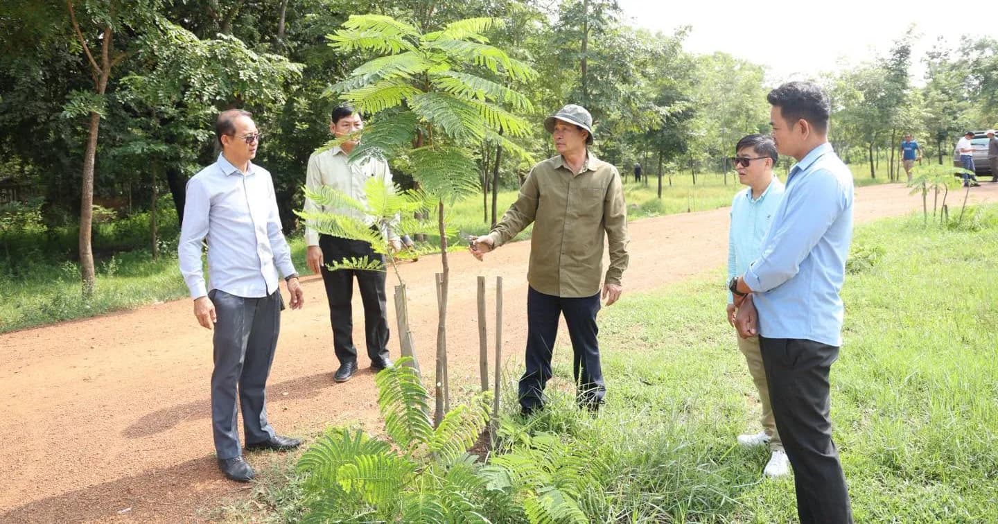 អភិបាលខេត្តពោធិ៍សាត់ អញ្ជើញចុះត្រួតពិនិត្យវឌ្ឍនភាពការរៀបចំទីតាំងថ្មី និងធំទូលាយ របស់សាលាបឋមសិក្សា និងអនុវិទ្យាល័យ ហ៊ុន សែន បាកាន