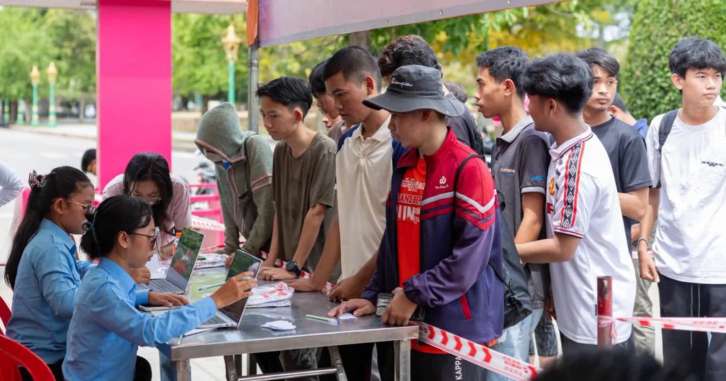 ទិដ្ឋភាពបងប្អូនដែលបានចុះឈ្មោះរួចសូមទៅបើកអាវ និងអ្នកមិនទាន់ចុះអាចចុះឈ្មោះបន្តនៅទីតាំងផ្ទាល់ 👕 GANZBERG Equinox Run រត់កាត់ធម្មជាតិ នឹងប្រាសាទ Vibe សៀមរាបពេលព្រឹក