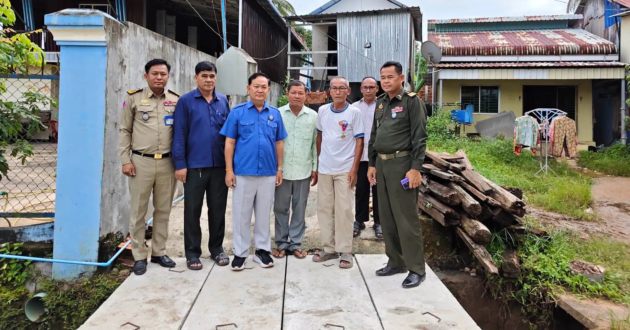 អភិបាលស្រុកព្រៃនប់ ចុះសំណេះសំណាល និងនាំយកជំនួយសាងសង់ស្ពានបេតុងជូនគ្រួសារអតីតយុទ្ធជន ដើម្បីសម្រួលការធ្វើដំណើរប្រចាំថ្ងៃ