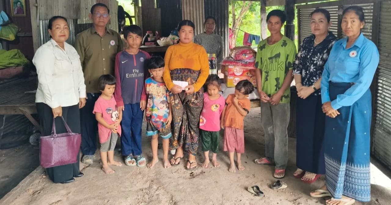លោកស្រី វិន ស៊ីធួន អភិបាលរងខេត្តស្ទឹងត្រែង នាំយកអំណោយសួរសុខទុក្ខគ្រួសារក្រីក្រមានបន្ទុកធ្ងន់នៅសង្កាត់ព្រះបាទ