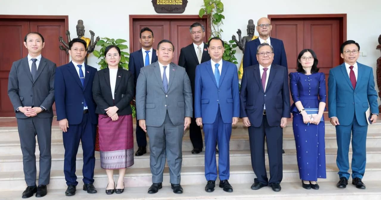 រដ្ឋមន្ត្រី នេត្រ ភក្ត្រា និងឯកអគ្គរដ្ឋទូតឡាវថ្មី ប្រចាំកម្ពុជា ជួបពិភាក្សាគ្នា ដើម្បីពង្រឹងកិច្ចសហប្រតិបត្តិការវិស័យព័ត៌មាន និងត្រៀមរៀបចំពិព័រណ៍រូបថតអបអរសាទរខួប ៧០ឆ្នាំ នៃទំនាក់ទំនងការទូតកម្ពុជា-ឡាវ