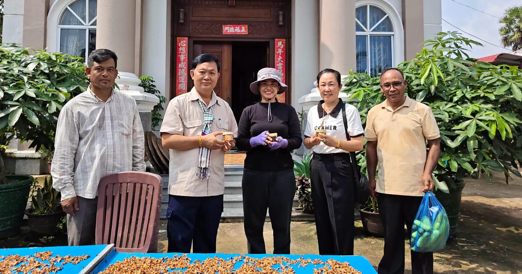 លោក អុី ធារិន អភិបាលស្រុកព្រៃនប់ ចុះពិនិត្យវឌ្ឍនភាពការដាំដុះដំណាំ និងបន្លែរបស់ប្រជាកសិករនៅឃុំសំរុង