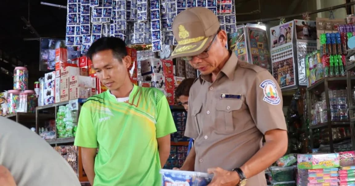 លោក ស្រេង សុផល ដឹកនាំមន្ត្រីគណៈបញ្ជាការឯកភាពក្រុង និងមន្ត្រីជំនាញពាក់ព័ន្ធ ចុះត្រួតពិនិត្យណែនាំតាមទីតាំងជាក់ស្ដែង ជៀសវាង លួចនាំចូល រក្សាទុក នូវគ្រឿងបរិភោគ មកពីប្រទេសថៃ...