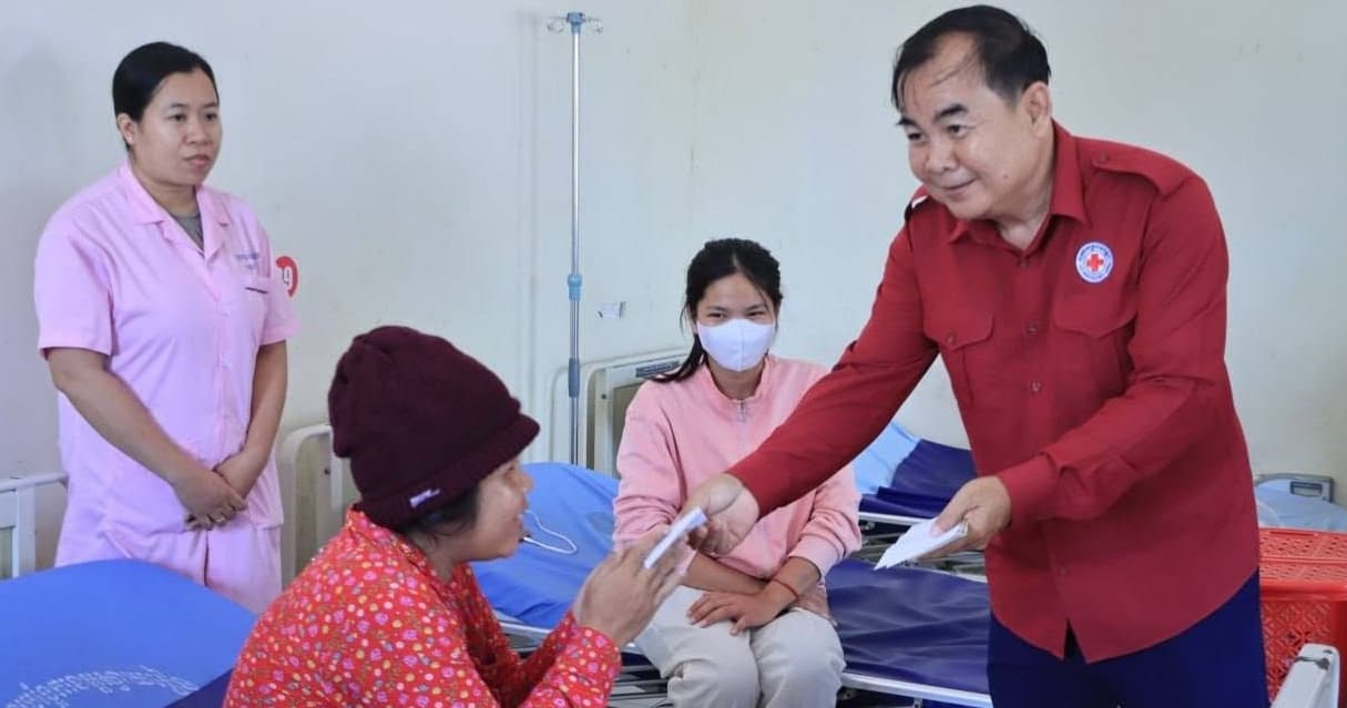 កាកបាទក្រហមកម្ពុជា និងសាខាកាកបាទក្រហមកម្ពុជា ខេត្តព្រៃវែង បានចុះសួរសុខទុក្ខកម្មករ-កម្មការិនីរងរបួសធ្ងន់ ៦នាក់ មានទីលំនៅក្នុងស្រុកមេសាង ខេត្តព្រៃវែង ក្នុងហេតុការណ៍គ្រោះថ្នាក់ចរាចរណ៍ នៅខេត្តស្វាយរៀង